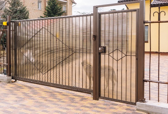 Купить ворота из профлиста с элементами ковки, с металлическими столбами в рамке или под дерево в Конаково от 157726 руб